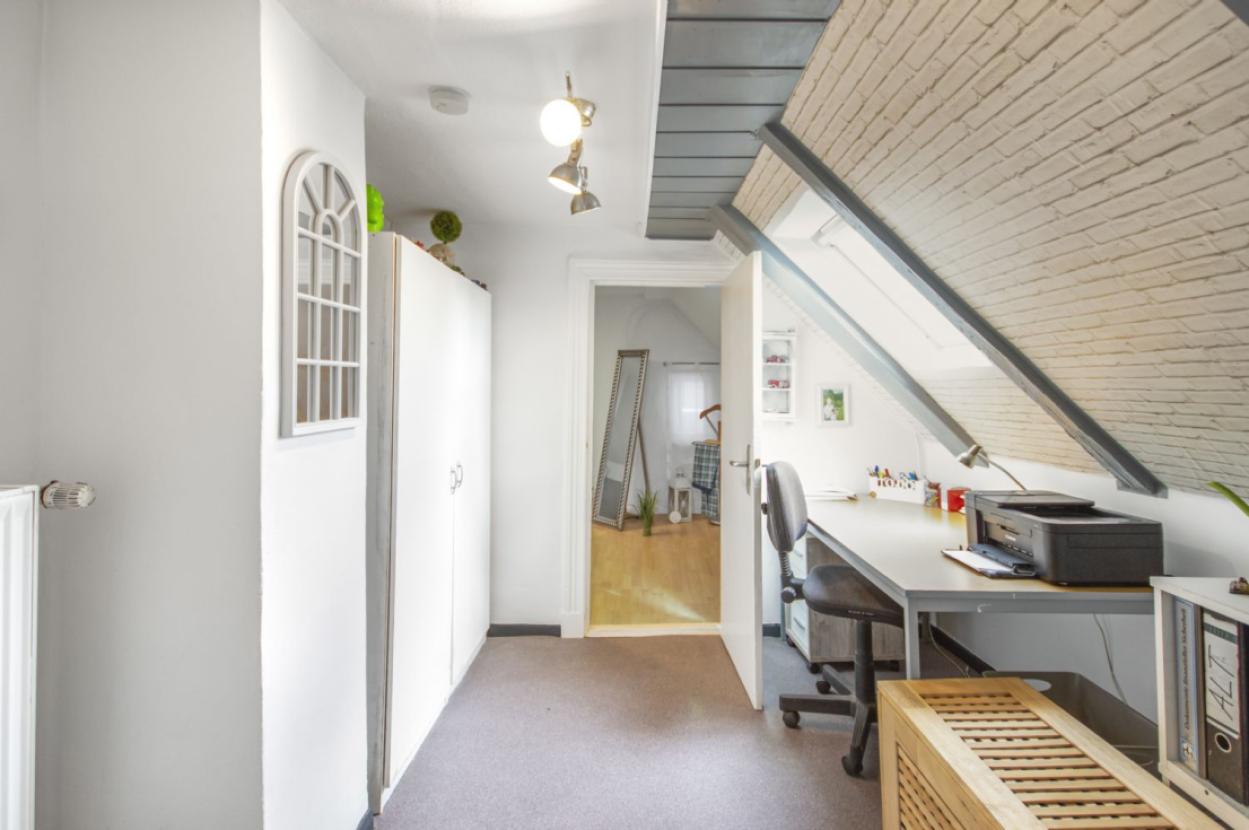 Büro mit Zugang zum Schlafzimmer