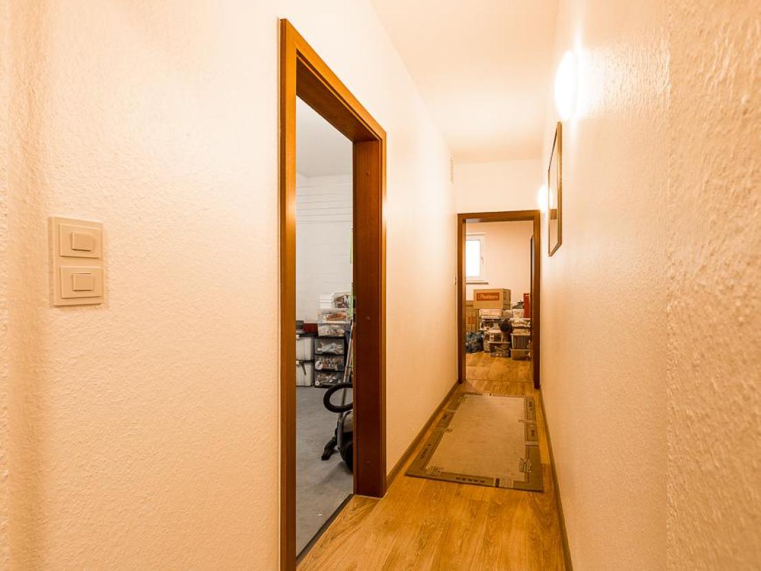 Flur 2 m. Blick R. Abstellraum 2 & 3
