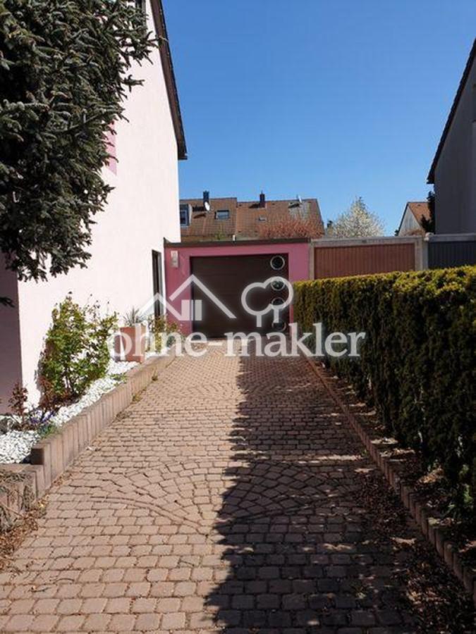 Einfahrt und Garage