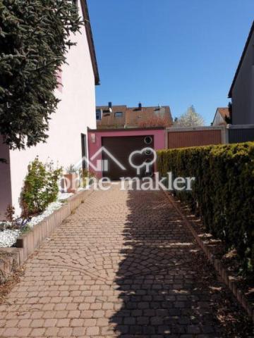 Einfahrt und Garage