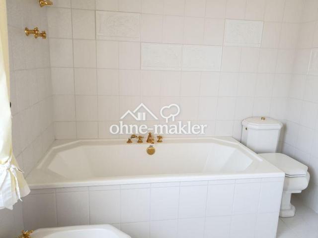 Badezimmer mit Badewanne 1.OG