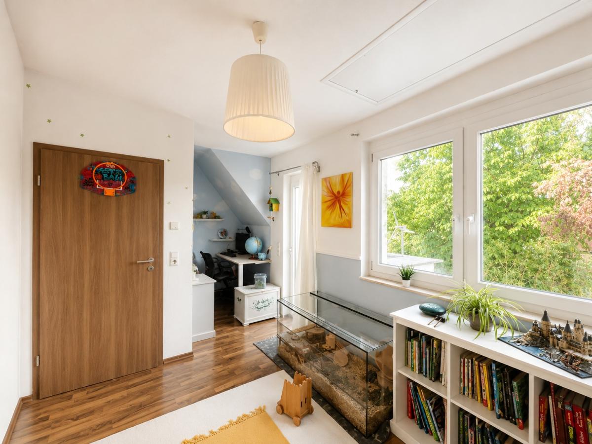 Kinderzimmer 1 + Balkonzugang