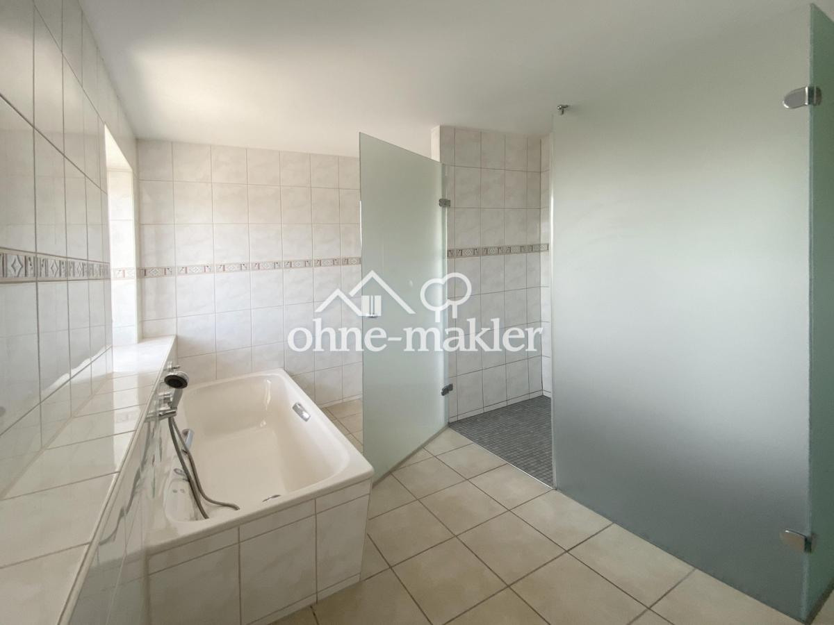 mit Dusche und Badewanne