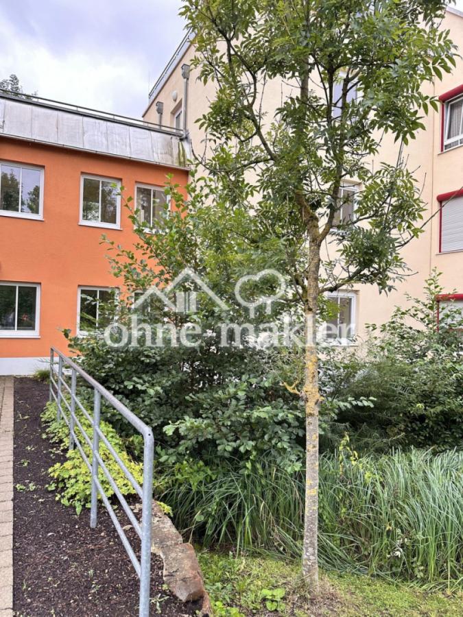 Hauseingang mit Bachlauf