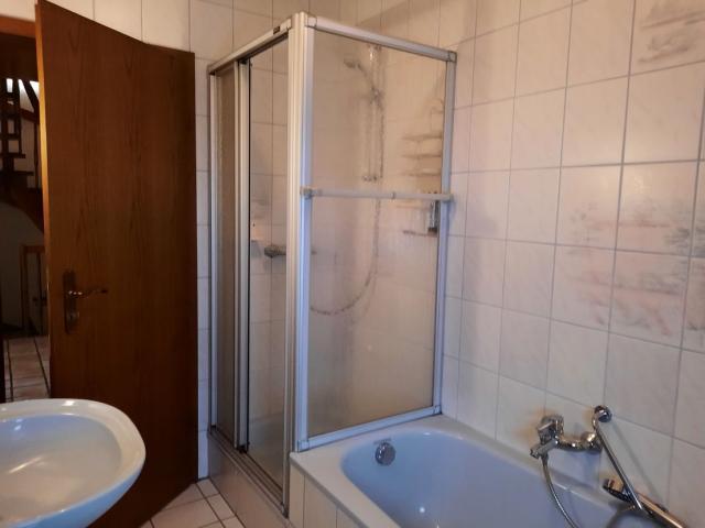 Dusche und Badewanne EG 