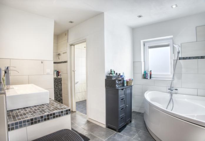 EG: Badezimmer mit ebenerdiger Dusche und Eck-Badewanne
