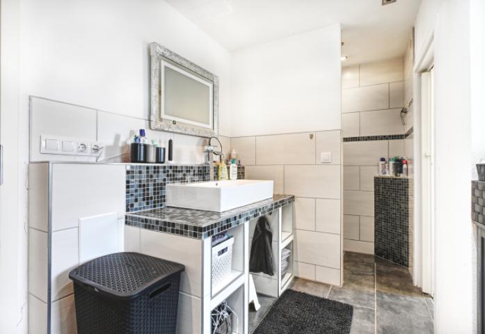 EG: Badezimmer mit ebenerdiger Dusche und Eck-Badewanne