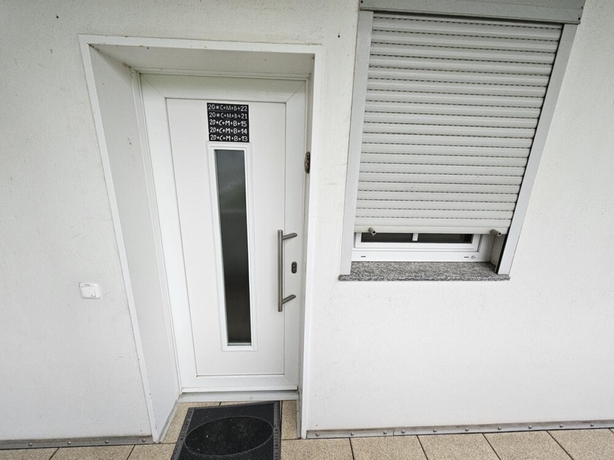 Wohnungstüre, Küchenfenster