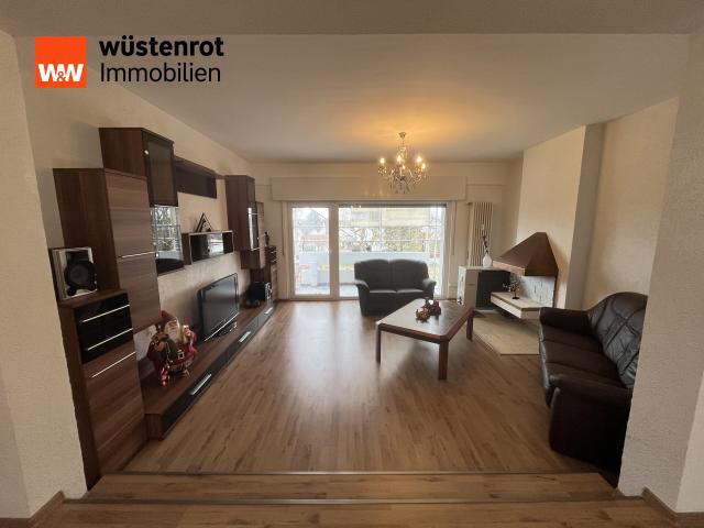 Wohnzimmer mit Zugang zum Balkon