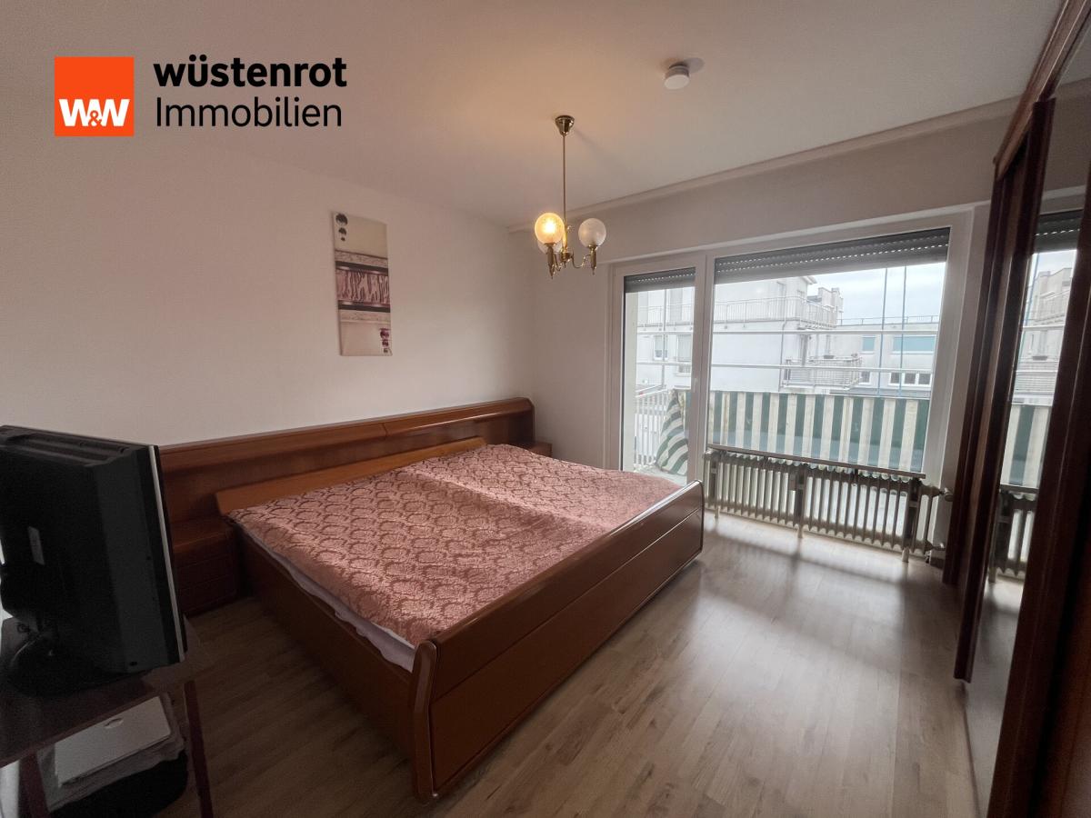 Schlafzimmer mit Zugang zum Balkon