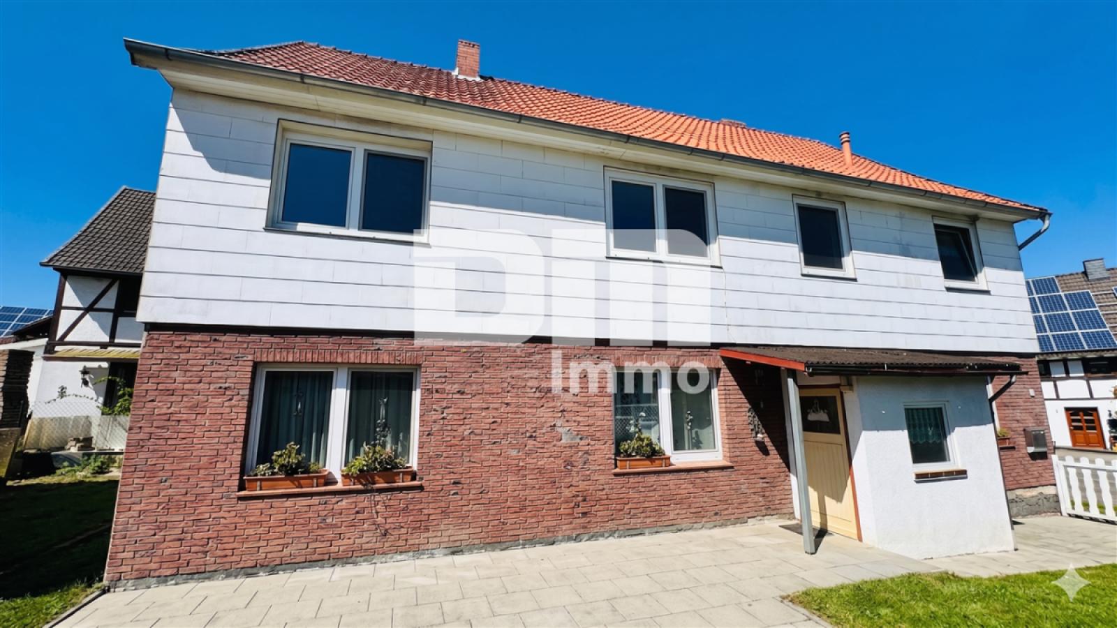 Seitenansicht / Haupteingang / Terrasse