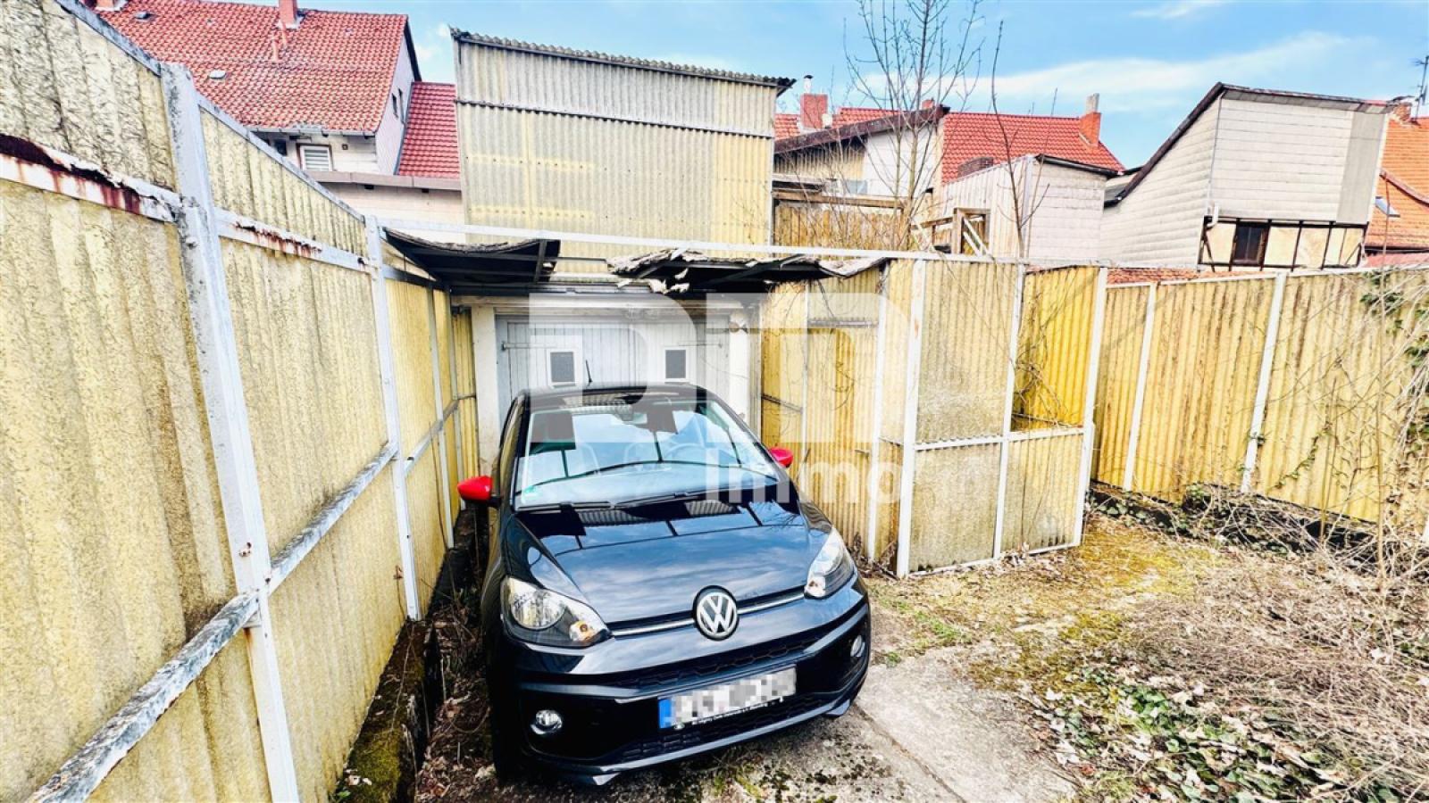 Parkplatz / Zufahrt Garage