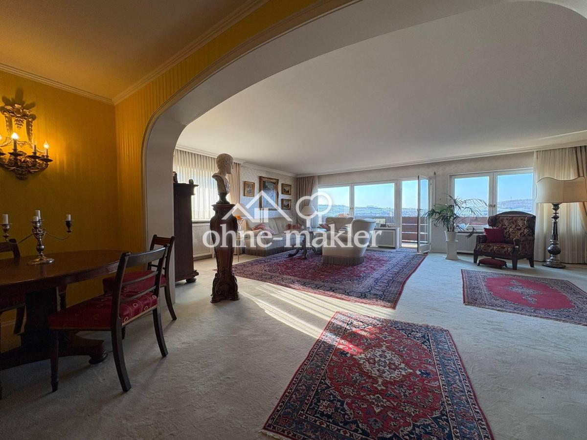 Weitläufiges helles Wohnzimmer