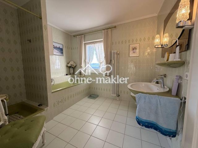 Badezimmer mit Fenster