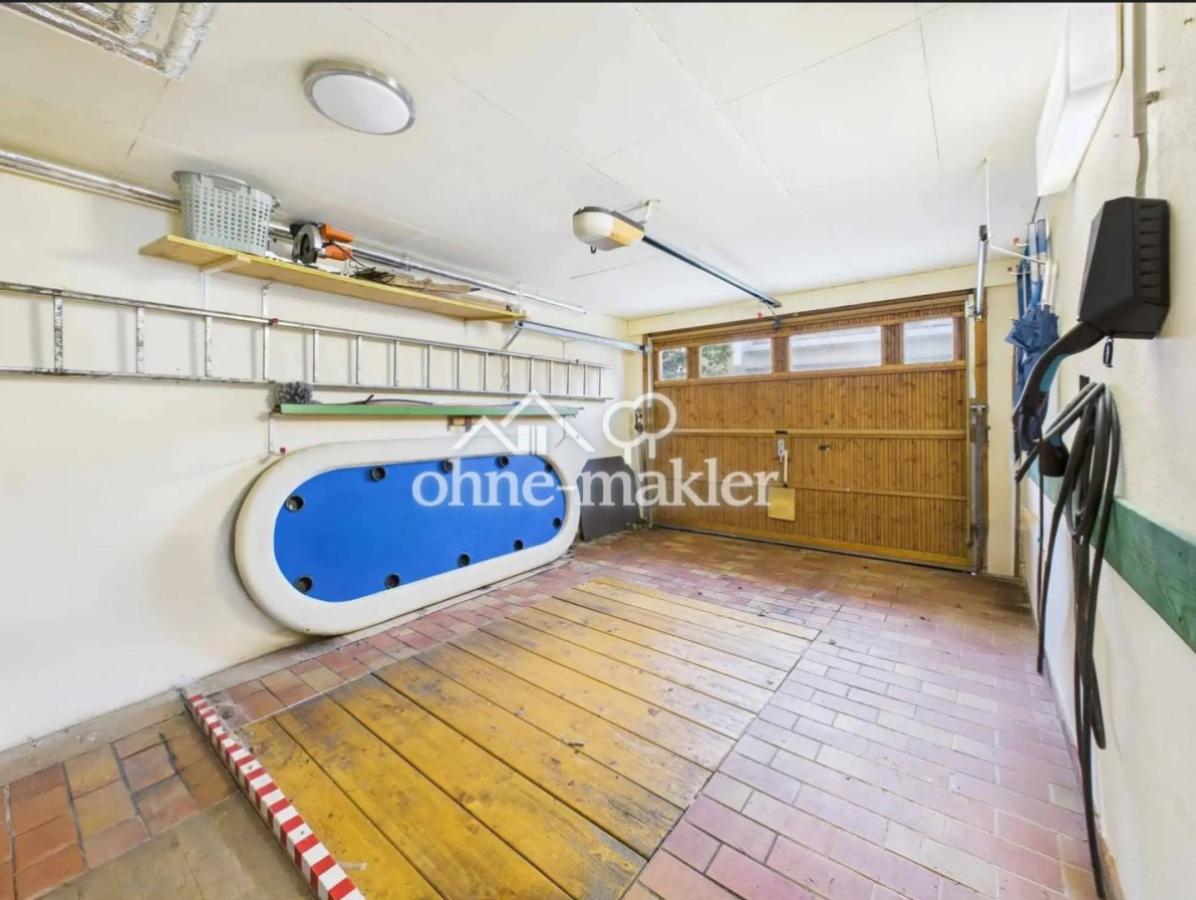 Garage mit Grube und Wallbox