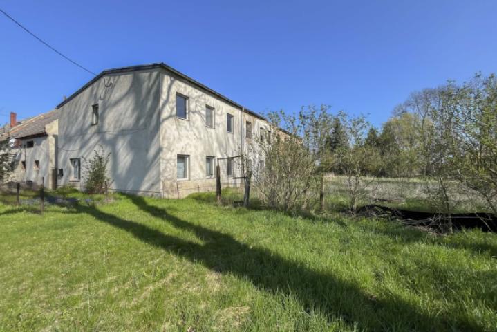 Gebäude auf dem Grundstück