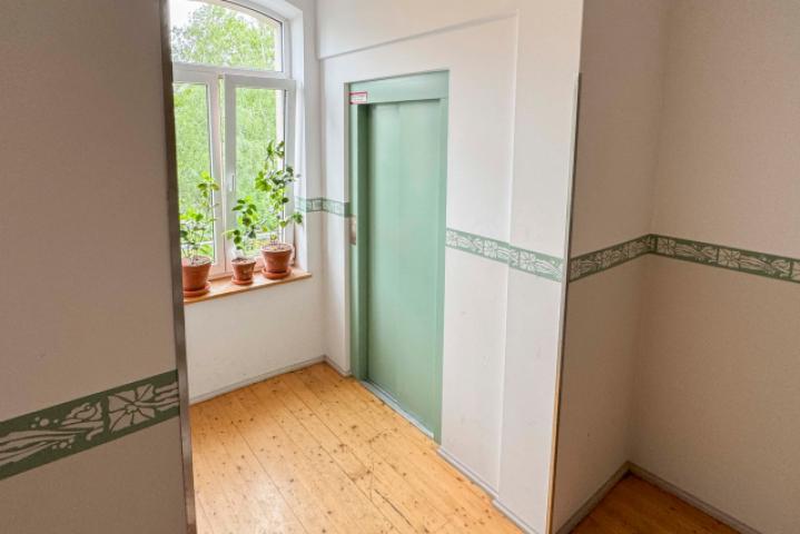Fahrstuhl Halbe Treppe