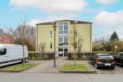 Außenansicht mit Parkplatz