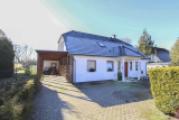 Einfahrt mit Carport