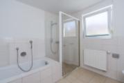 Badezimmer mit Wanne und Dusche