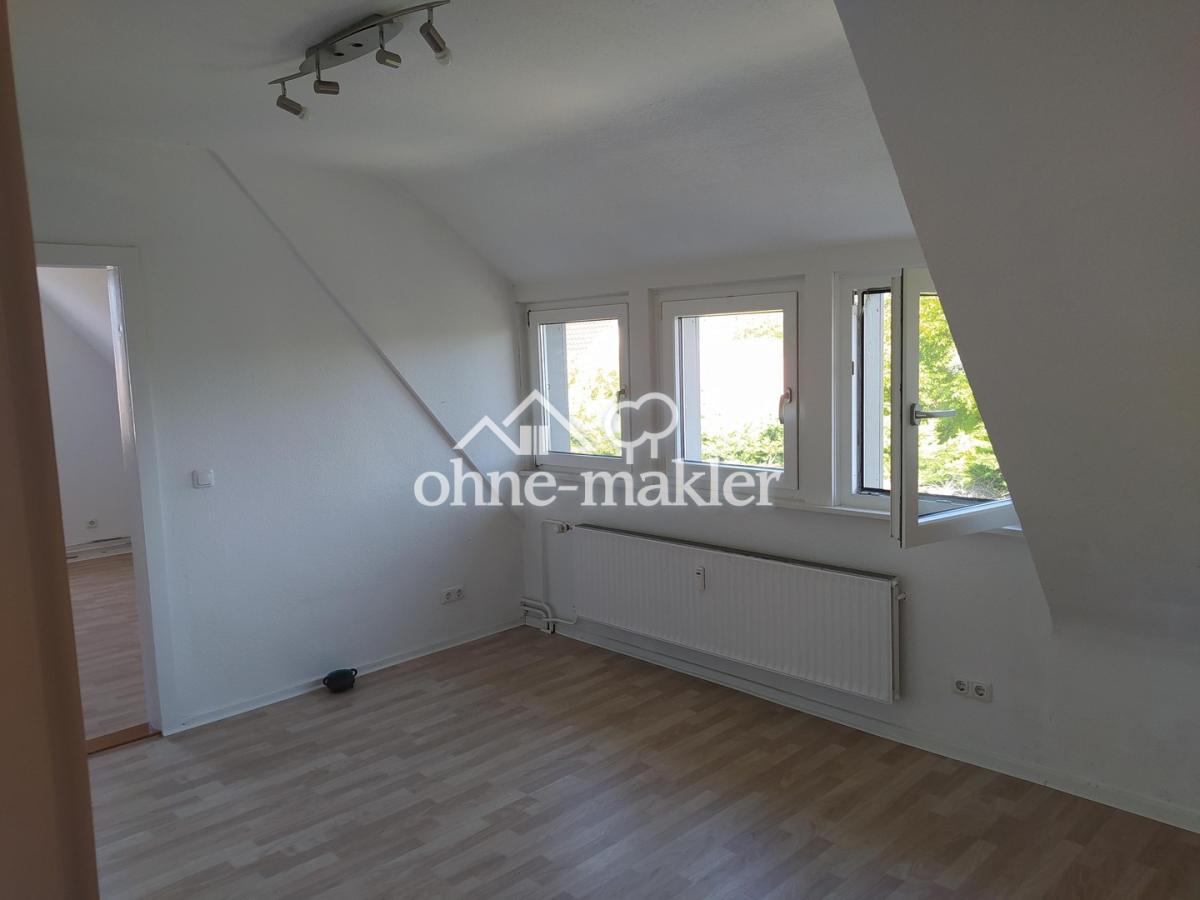 Vorn rechts drei Erkerfenster