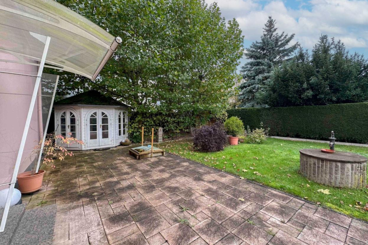 Garten mit Pavillon