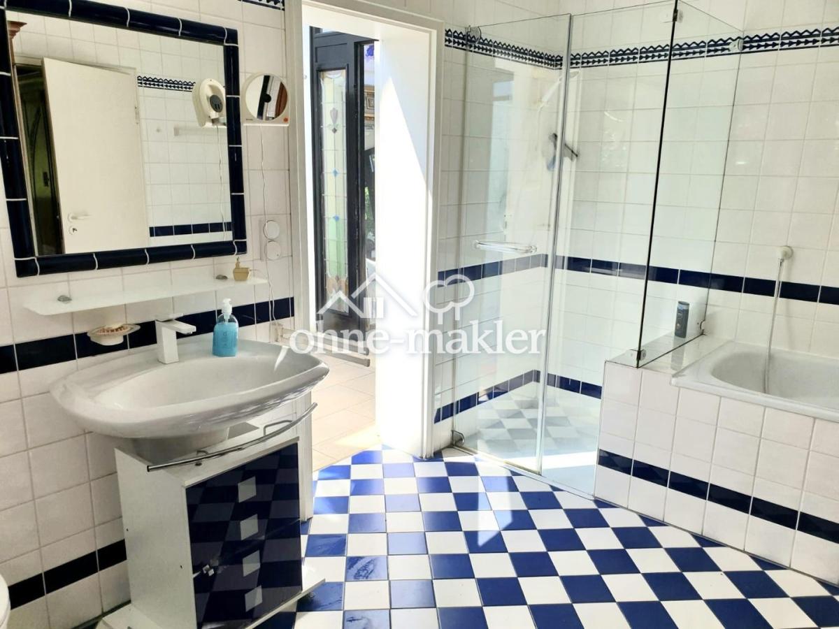 Bad mit Dusche + Badewanne