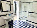 Bad mit Dusche + Badewanne
