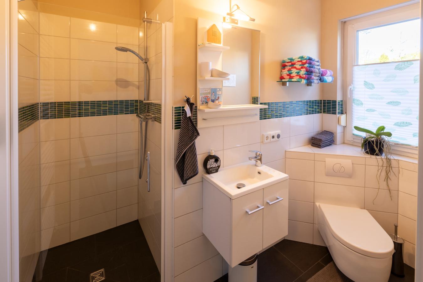 Gästebad mit Walk-in-Dusche