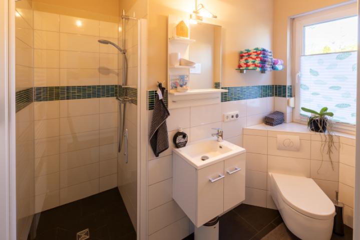 Gästebad mit Walk-in-Dusche