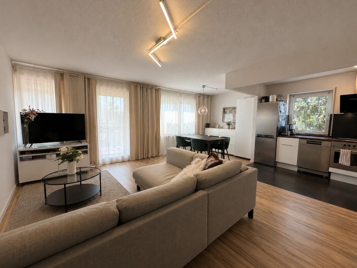 Wohnzimmer mit Küche