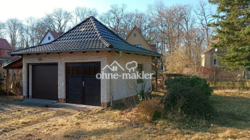 Doppelgarage mit Garten