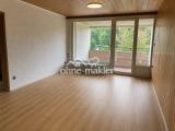 Helles Schlafzimmer mit Balkon