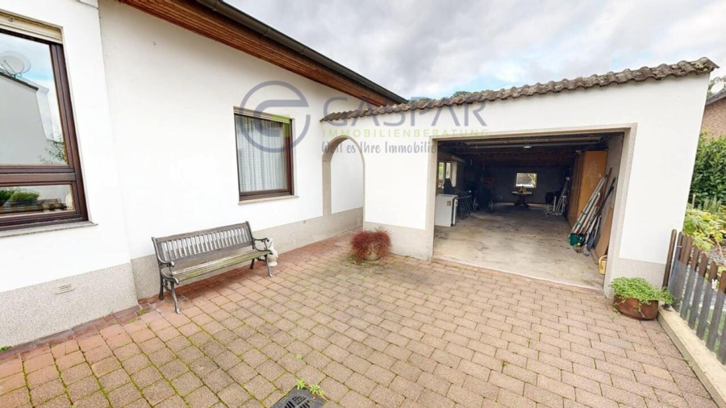 Einfahrt und Garage