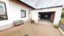 Einfahrt und Garage