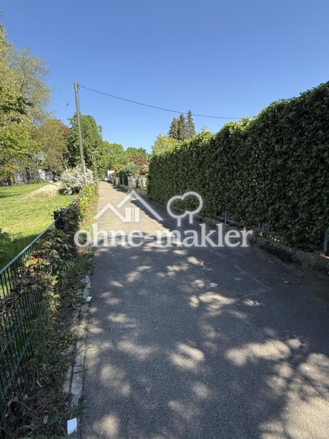 Gehweg hinter dem Grundstück