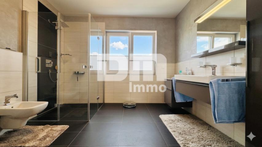 Master Badezimmer / Dusche ebenerdig / Handtuchw.
