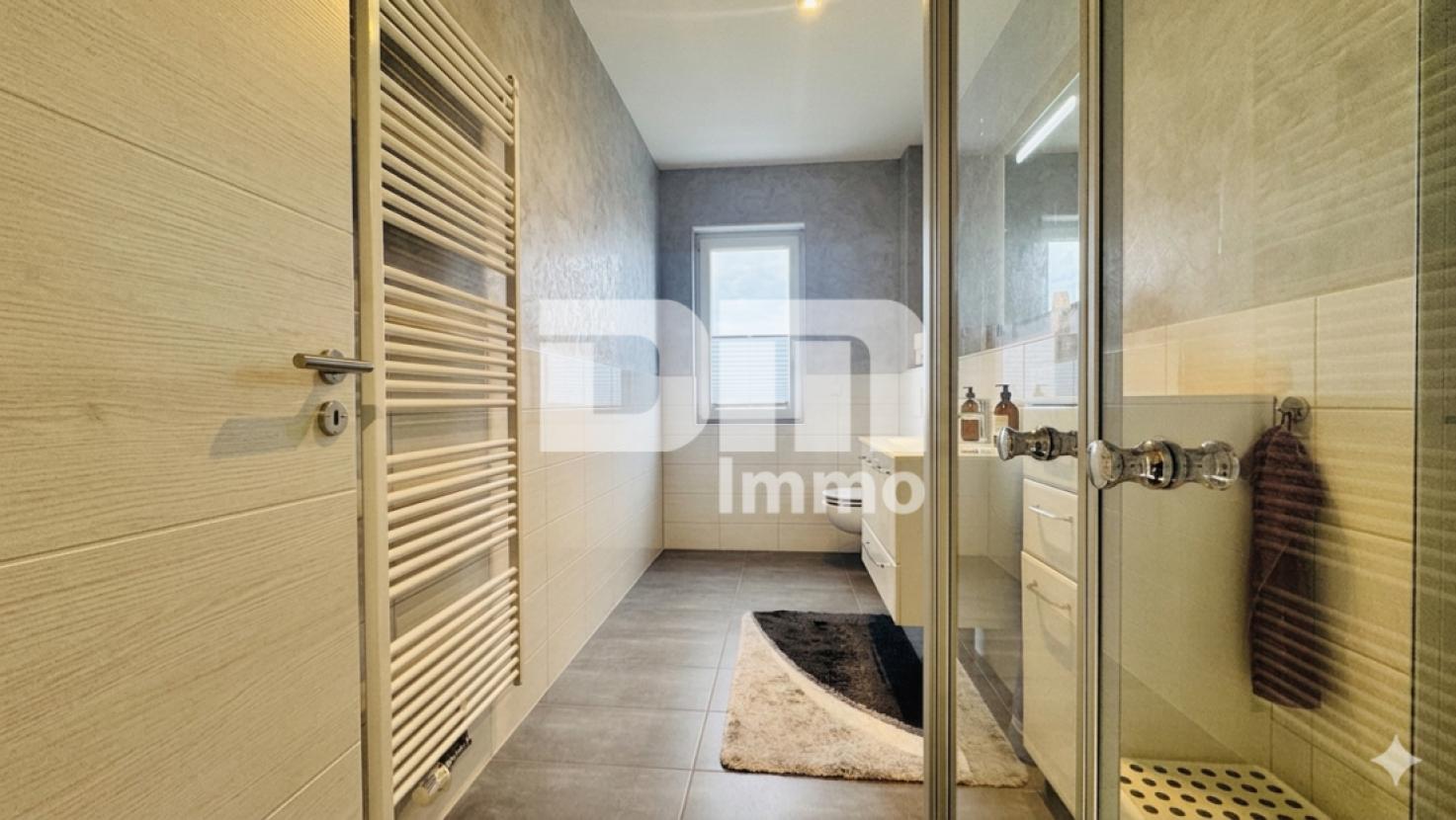 Badezimmer 2 / Dusche / Handtuchwärmer