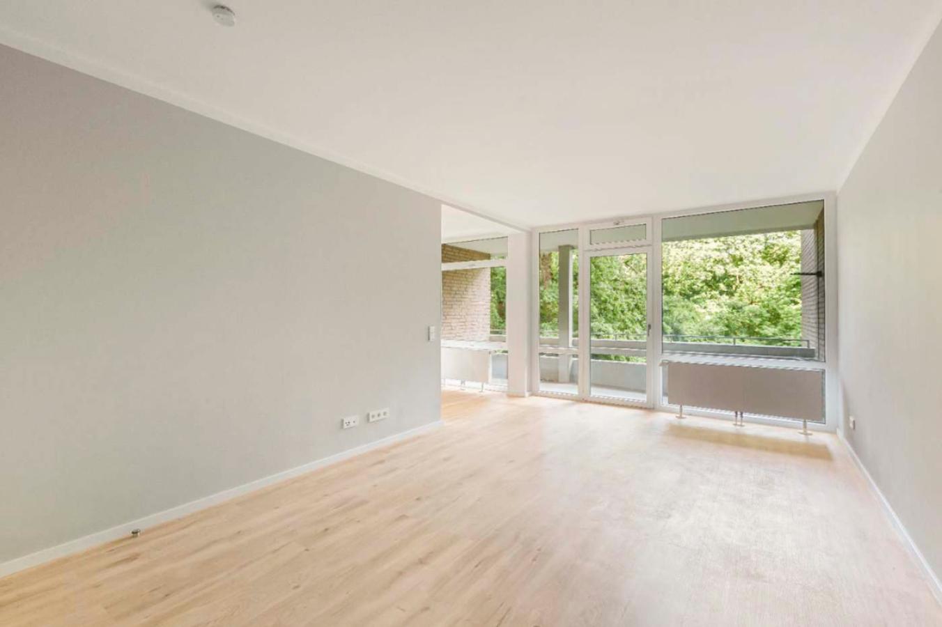 Wohnzimmer mit Balkon