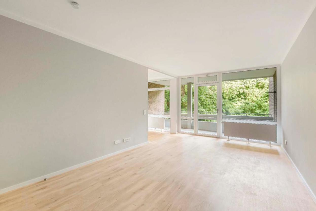 Wohnzimmer mit Balkon