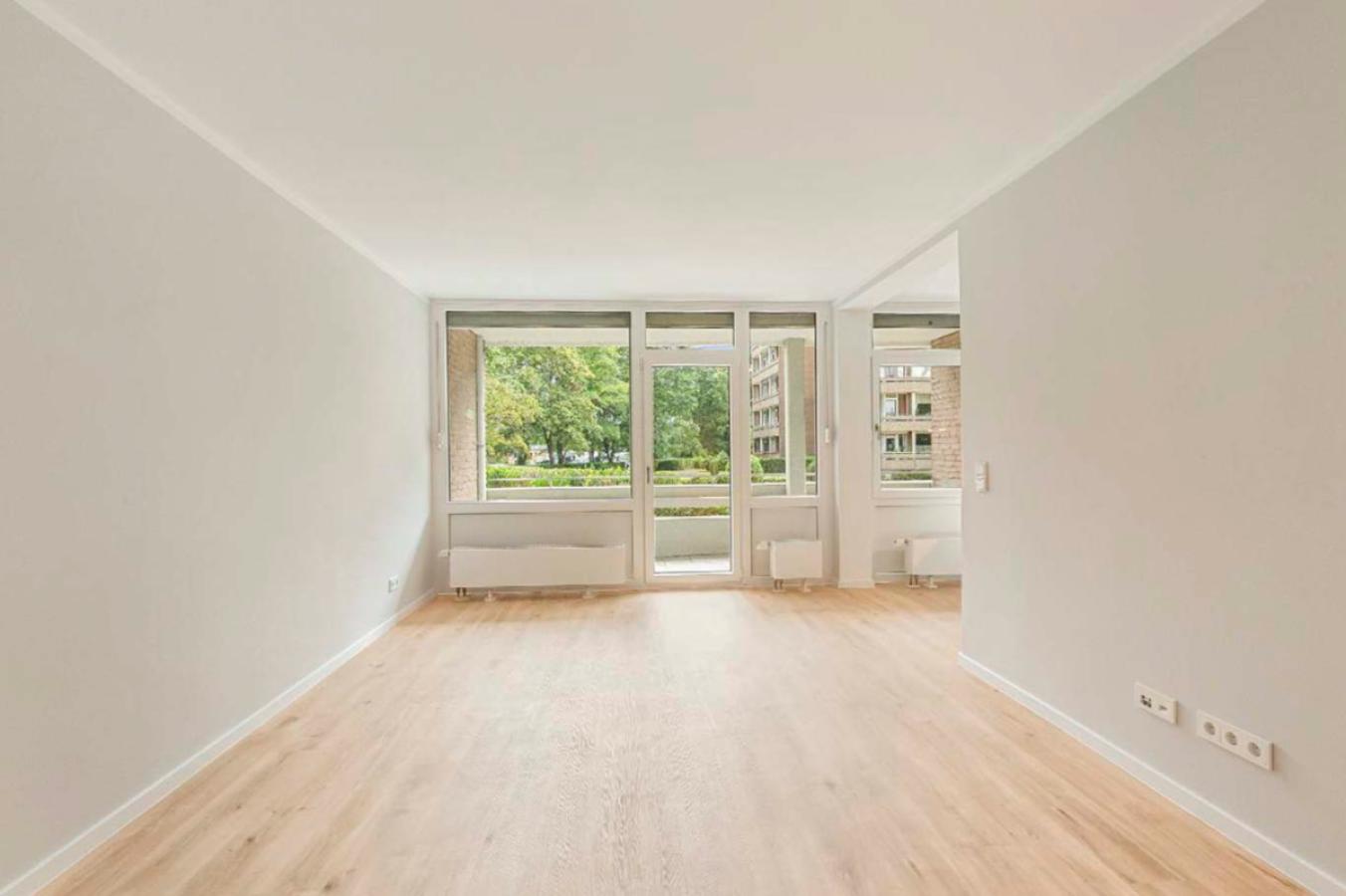 Wohnzimmer mit Balkon