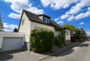Hausvorderseite mit Garage