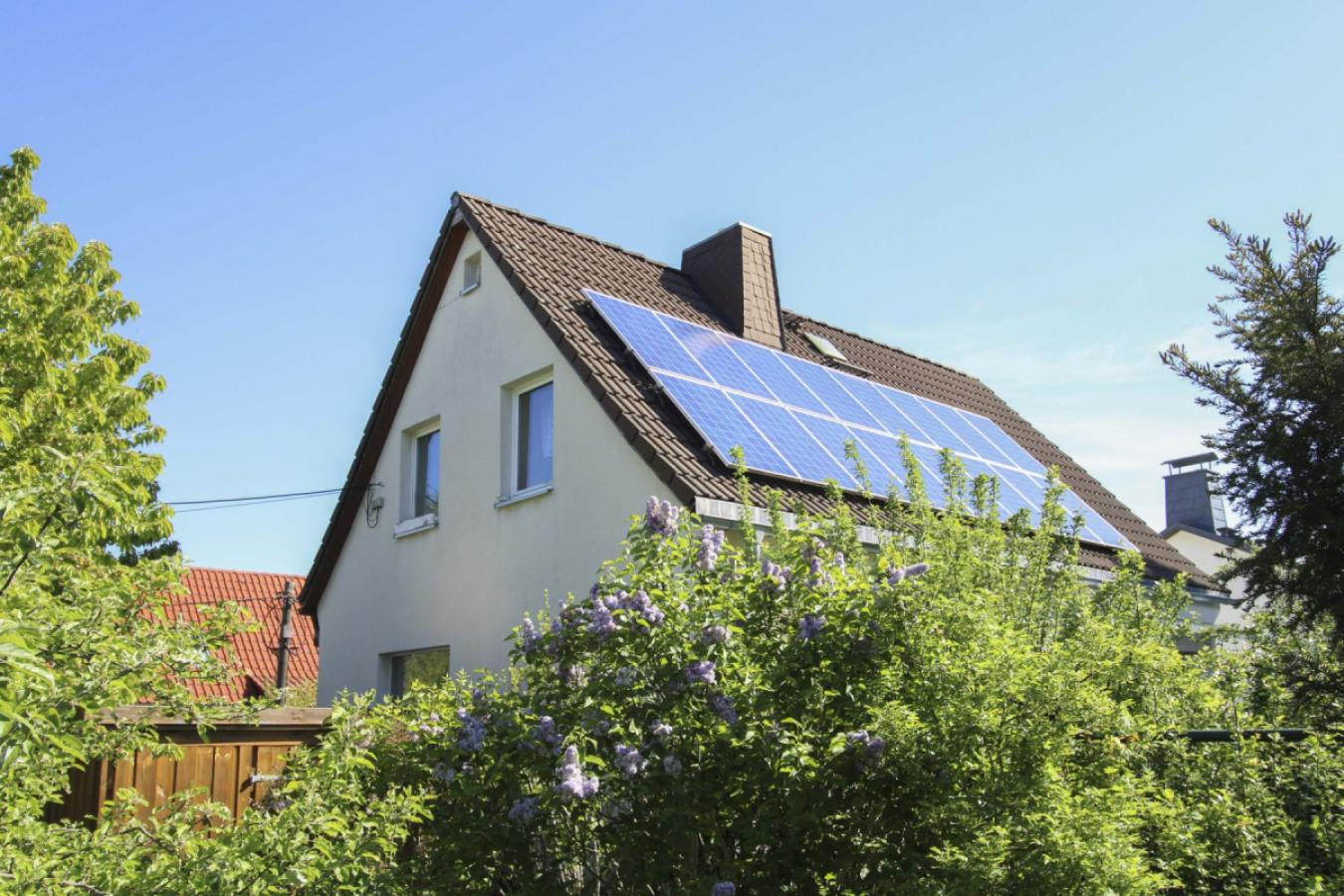 Haus Rückseite mit Photovoltaikanlage