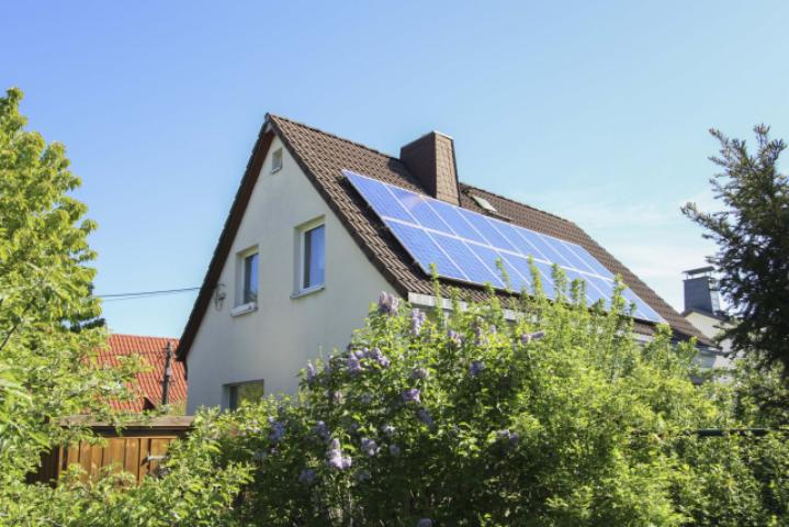 Haus Rückseite mit Photovoltaikanlage