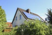 Haus Rückseite mit Photovoltaikanlage