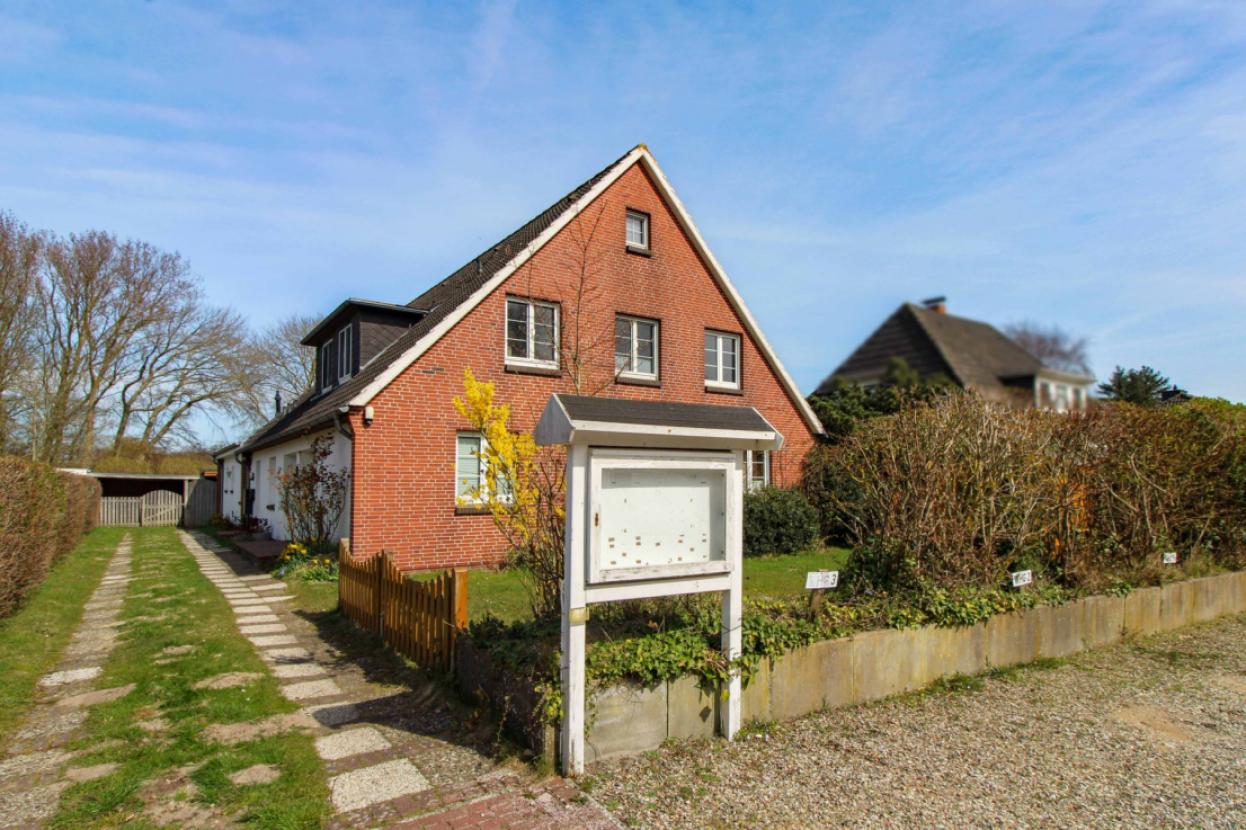 Straßenansicht mit Parkplätz