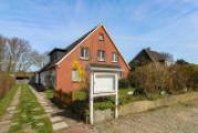 Straßenansicht mit Parkplätz