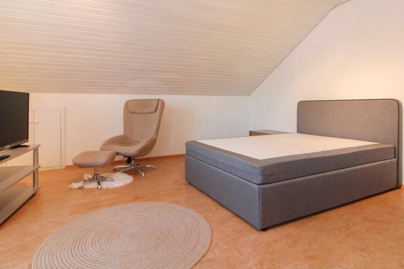 Schlafzimmer DG