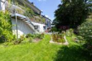 Garten mit Treppe und Teich