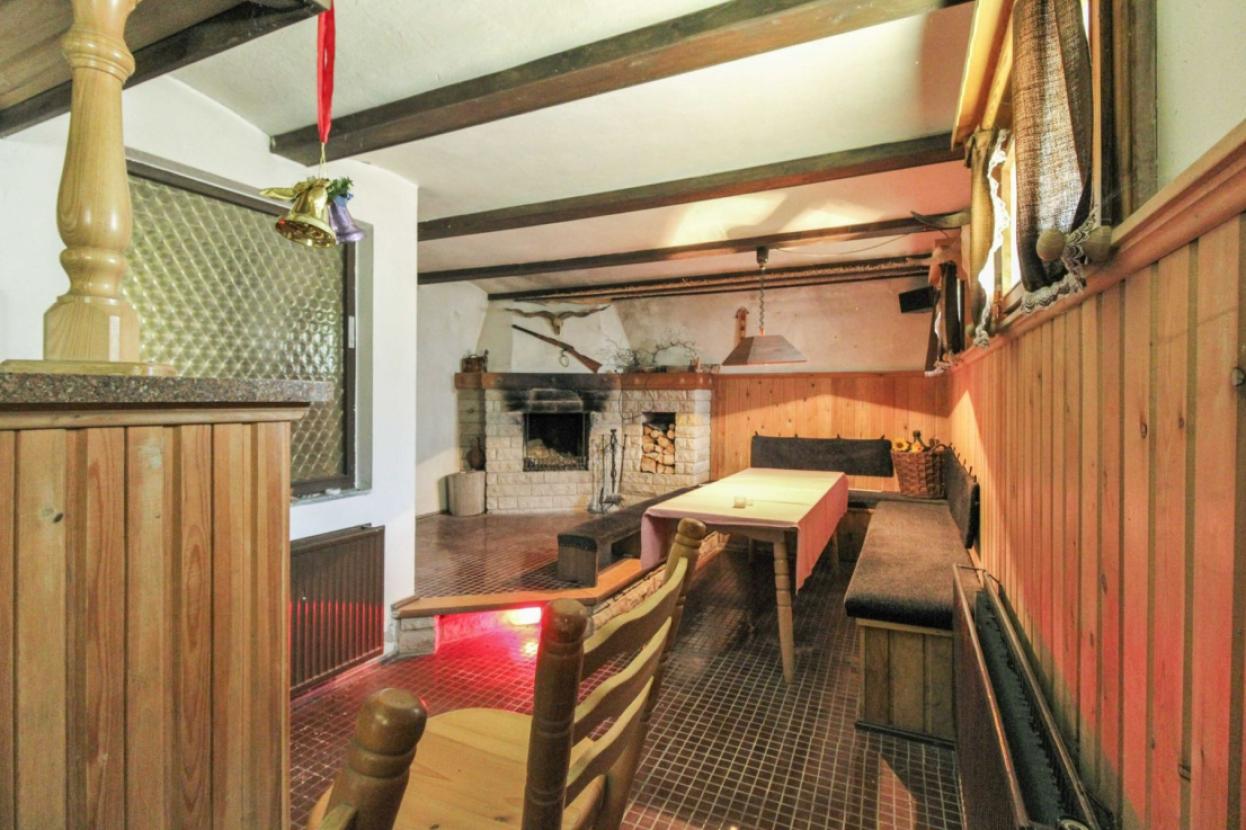 Kaminzimmer mit Bar